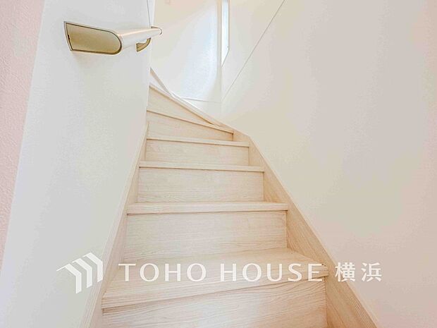 各フロアを結ぶ階段。集いの空間と一人の時間を楽しむプライベートルームをバランスよく繋いでいます。