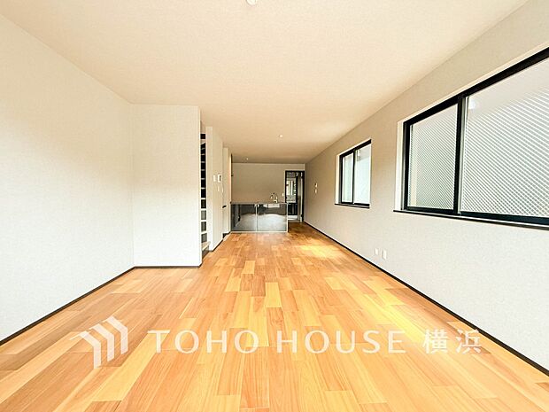 明るく開放的な空間が広がるLDK。室内には豊かな陽光が注ぎ込み、爽やかな住空間を演出。