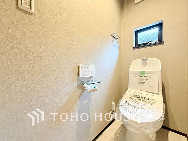 換気と明るさに配慮した、清潔感溢れるトイレ。落ち着いた空間で安らぎのひとときをお過ごしいただけます。