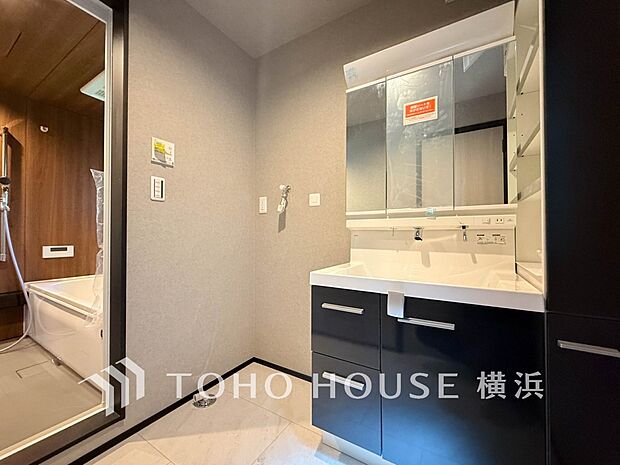 収納たっぷりの洗面台。毎朝身支度で活躍するスペースです。