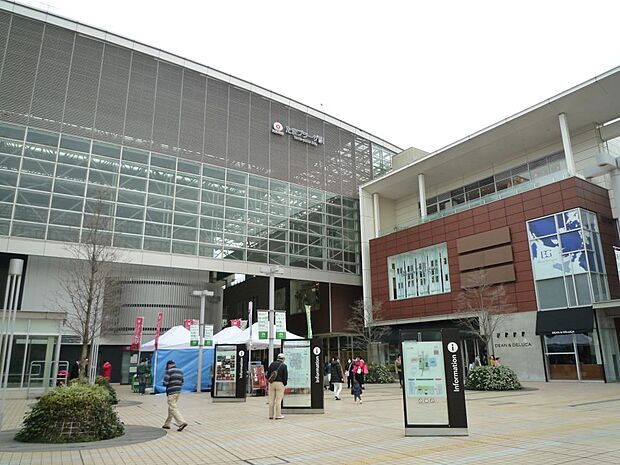 東急田園都市線「たまプラーザ」駅　1840m　「渋谷」駅へ急行利用で約20分。周辺はおしゃれな住宅街として知られています。   