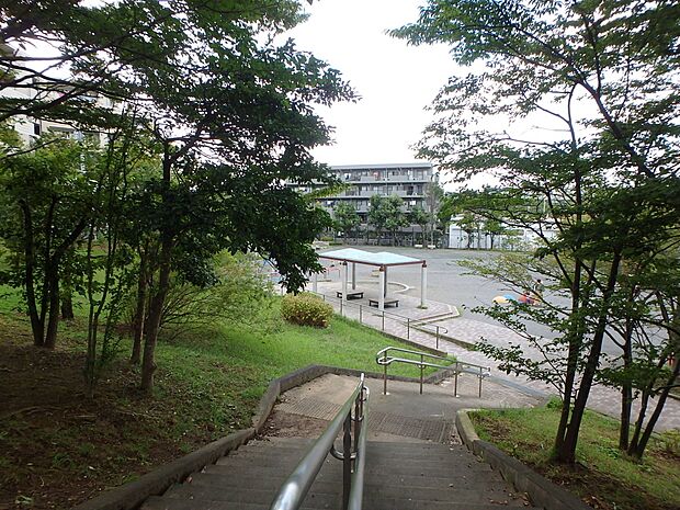 保木公園　1000m　走り回れる広い多目的広場があり、少年サッカーなどに利用されています。遊具や砂場もあります。 