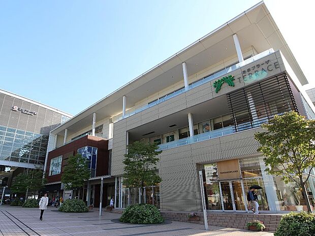 たまプラーザテラス　1900m　駅直結のショッピングエリア。ファッション、レストラン、インテリア雑貨がある複合商業施設です。 