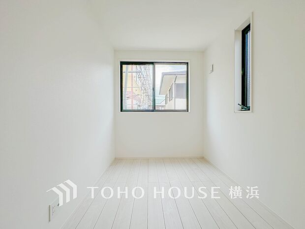 一日の疲れをいやしてくれる寝室。時を忘れて過ごす場所として過ごせるお部屋。