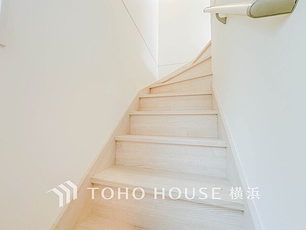 各フロアを結ぶ階段。集いの空間と一人の時間を楽しむプライベートルームをバランスよく繋いでいます。