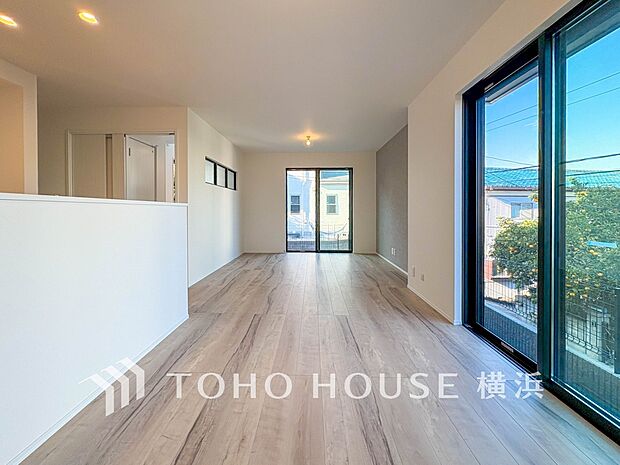 明るく開放的な空間が広がるLDK。室内には豊かな陽光が注ぎ込み、爽やかな住空間を演出。