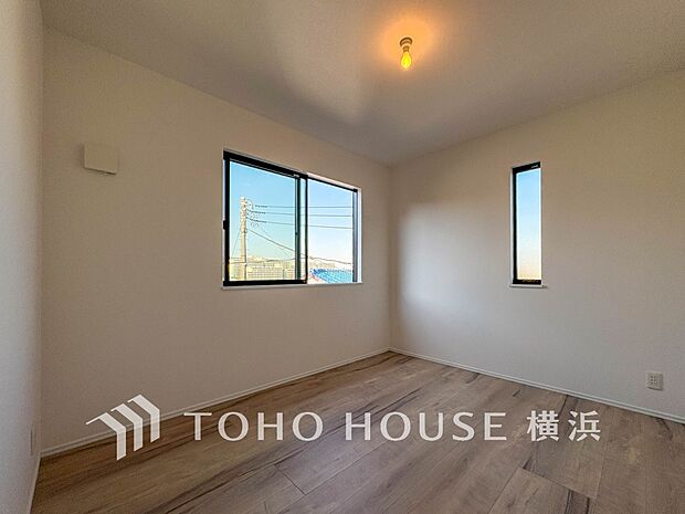 一日の疲れをいやしてくれる寝室。時を忘れて過ごす場所として過ごせるお部屋。