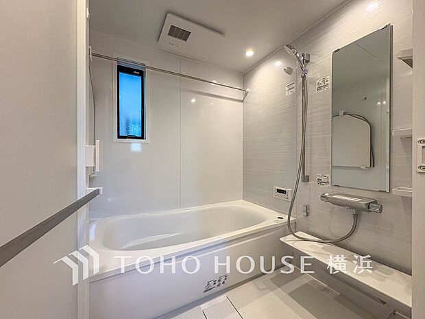 すっきりとした清潔感が感じられ、心身をリフレッシュできる寛ぎを深めてくれるスペースです。