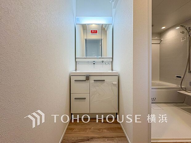 収納たっぷりの洗面台。毎朝身支度で活躍するスペースです。