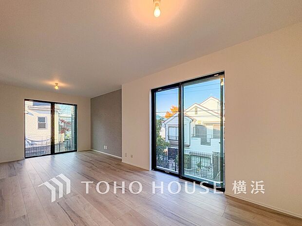 光と風があふれる開放的なリビングダイニングには自然と家族みんなが集まってきます。