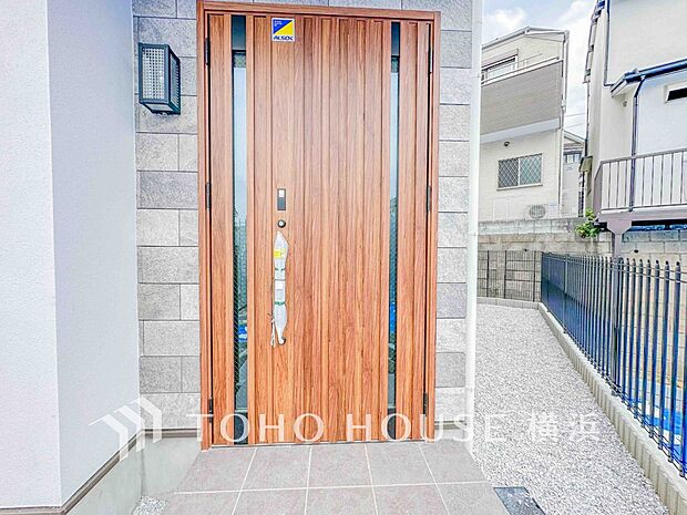 お住まいの顔となる玄関。住まう方のプライドを満たすクオリティを備えています。 (10号棟)