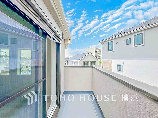 太陽の恵みをたっぷりと受けて、洗濯物も気持ちよく干せそうです。(10号棟)