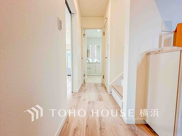 清潔感漂う廊下。各お部屋をつなぐ主要空間として美しく存在しています。(10号棟)