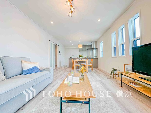 光と風があふれる開放的なリビングダイニングには自然と家族みんなが集まってきます。(10号棟)