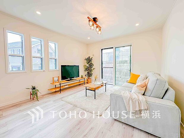 家族みんなが爽やかに健やかに過ごせるように、溢れる光をたっぷり取り込んだリビング。(10号棟)