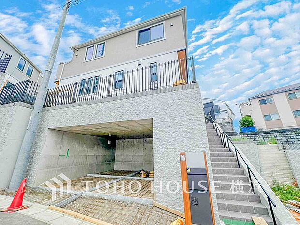 時代の流れに惑わされないシックなカラートーンで街並みに溶け込む外観。（10号棟）