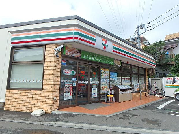 セブン-イレブン 横浜北寺尾7丁目店　500m　オリジナルブランド商品やホットスナック・コーヒーも人気です。 