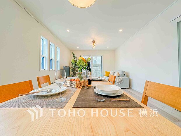 忙しい朝でも、しっかり家族が揃って食事をして頂けるゆとりある大きさのダイニングスペース。(10号棟)