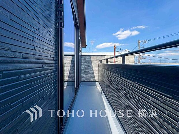 太陽の恵みをたっぷりと受けて、洗濯物も気持ちよく干せそうです。