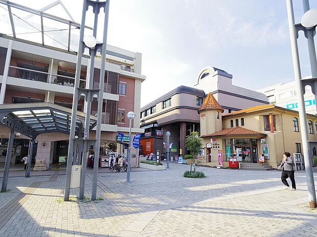 横浜市営地下鉄ブルーライン『中川』駅　1200m　横浜駅までの所要時間は約26分。東急田園都市線も乗り入れているあざみ野駅までは1駅2分。 