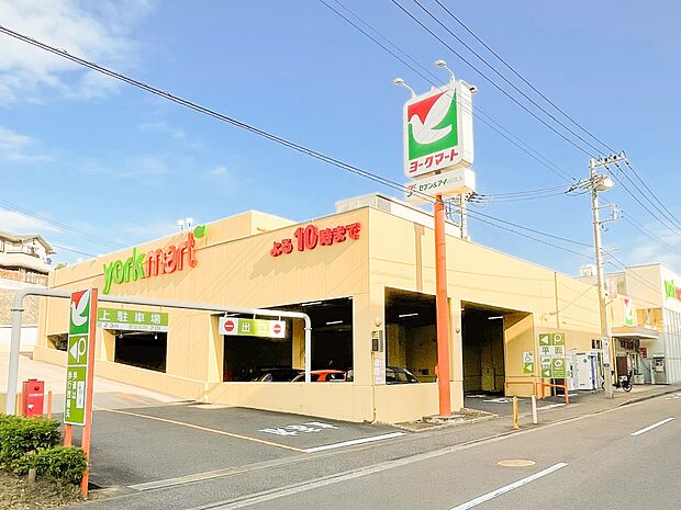 ヨークマート港北店　750m　毎日の食卓を飾る色とりどりの食材が揃うスーパーマーケット。便利な宅配サービスもございます。 