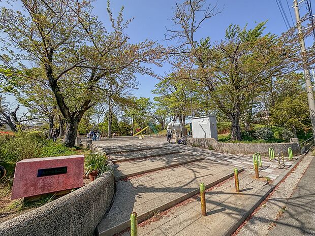 すみれが丘第二公園　30m　木漏れ日が眩しい爽やかな公園はお子様だけでなく、癒しを求める大人こそ必要な場所かもしれません。 
