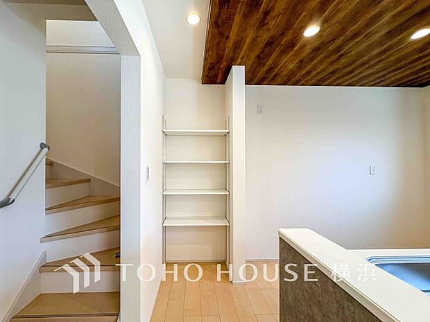 パントリーには缶詰や調味料などの食品類、かさばるペーパーやラップ類をまとめて収納できます。