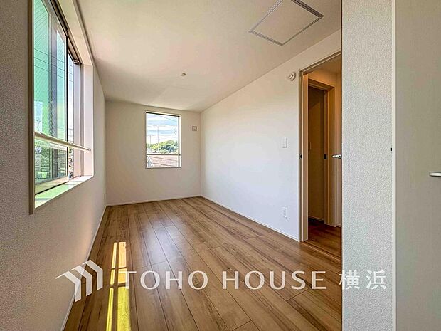 心地よい光と風があふれています。プライベートな自分時間を快適に過ごせるお部屋。