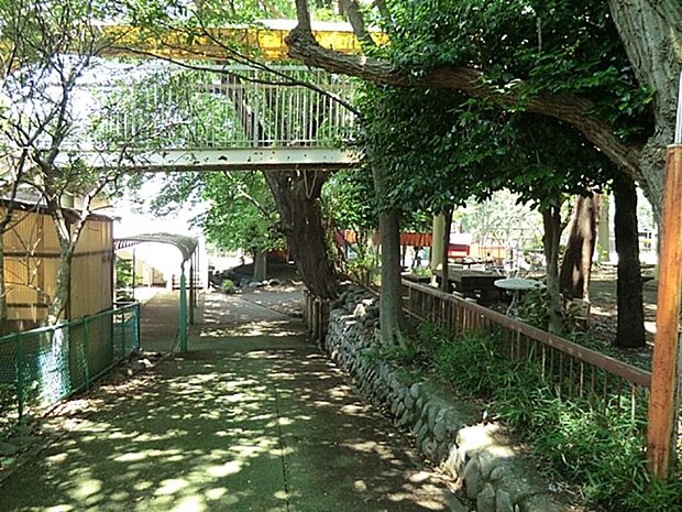 まこと幼稚園 350m 豊かな自然に包まれた広い敷地が魅力の幼稚園。ホームクラスと呼ばれる延長保育も有ります。