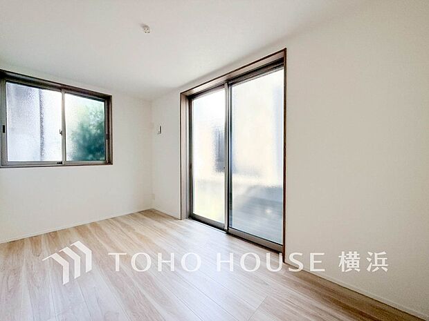 一日の疲れをいやしてくれる寝室。時を忘れて過ごす場所として過ごせるお部屋。