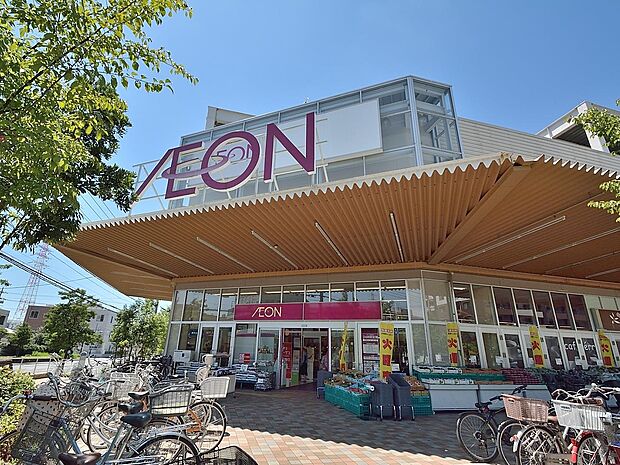 イオン横浜新吉田店　1100m　24時間営業（1階以外9時〜22時・専門店街10時〜21時）。無料駐車場完備。 