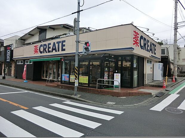 クリエイトエス・ディー港北新吉田店　550m　お薬や日用品はもちろん、冷蔵食品・冷凍食品・精肉・野菜などをお手ごろ価格で取り揃える頼もしいお店。 