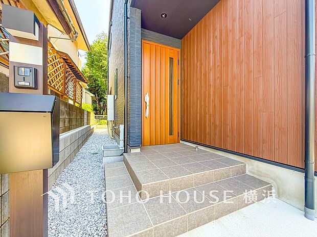 デザイン性の高いエントランスは、住む方のプライドを満たすクオリティ。