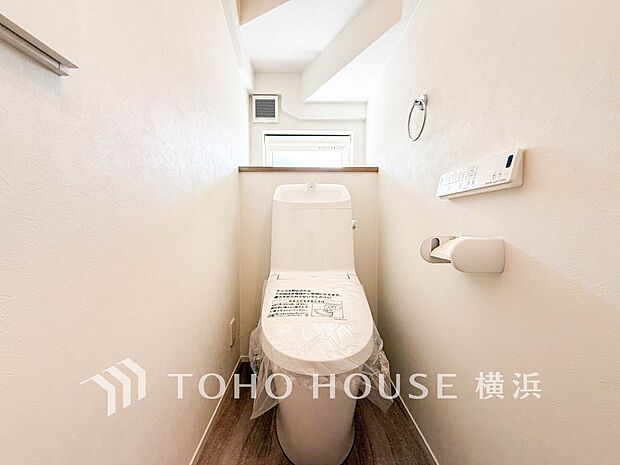 清潔感溢れるトイレ。落ち着いた空間で安らぎのひとときをお過ごしいただけます。