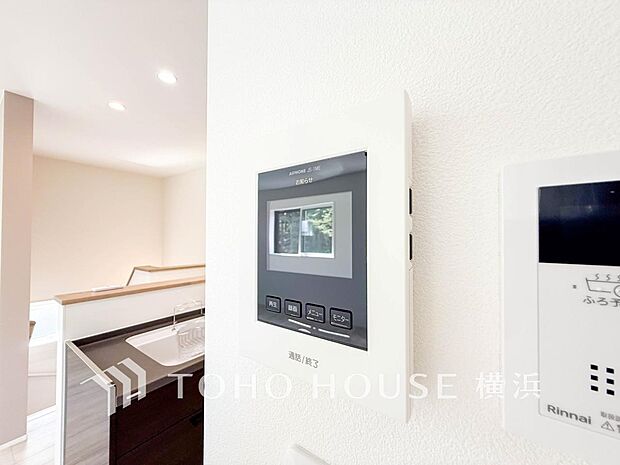 誰が来てもわかる様にモニター付きインターホンを設置。快適と安らぎを合わせた優しい設計。 