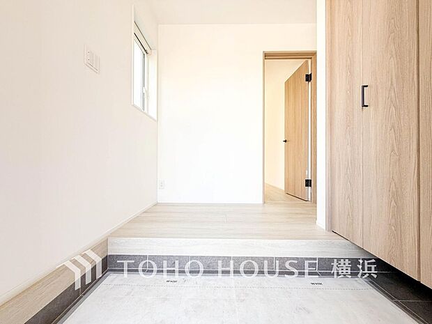 上質感漂う玄関と廊下。居住者の帰り、訪れる方を優しく迎えてくれます。