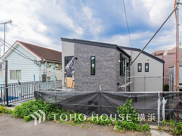 爽やかな青空の下に贅沢なほどに降り注ぐ陽光、豊かな居住性と、クオリティが見事に調和した住空間。