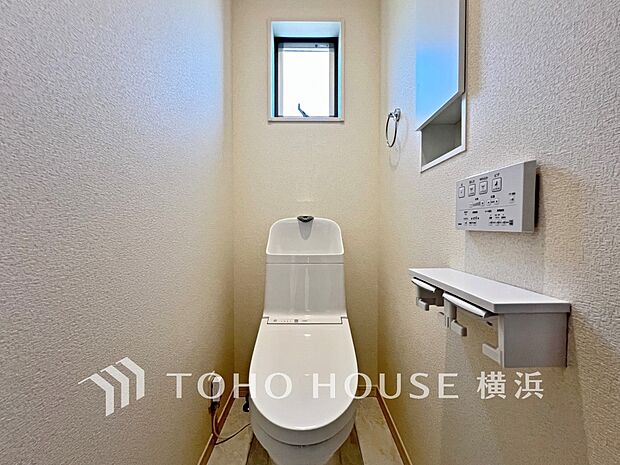 換気と明るさに配慮した、清潔感溢れるトイレ。落ち着いた空間で安らぎのひとときをお過ごしいただけます。