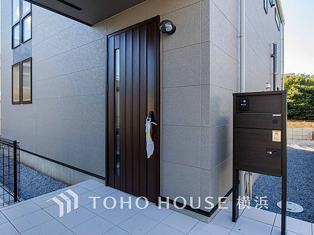 お住まいの顔となる玄関。住まう方のプライドを満たすクオリティを備えています。 