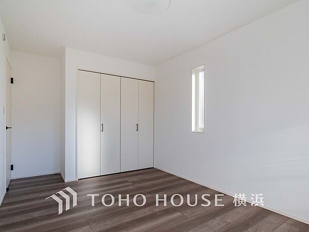 一日の疲れをいやしてくれる寝室。時を忘れて過ごす場所として過ごせるお部屋。