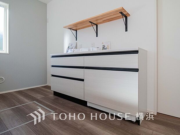 電子レンジや炊飯器などの家電が収納できます。