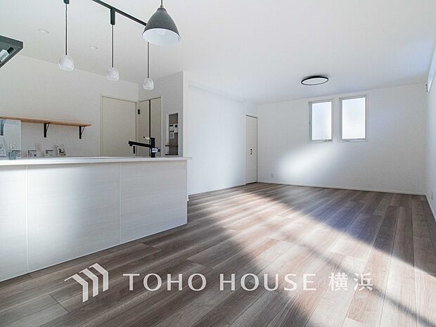 あたたかい日差しがたっぷり降り注ぐLDKは自然と家族の顔があかるい笑顔に。