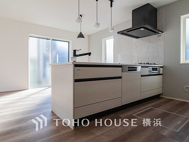 対面キッチンでリビングのご家族と会話を楽しみながらお料理できます。