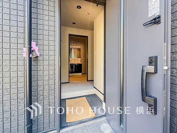 帰宅されるご家族や訪れる方を優しく迎え、安らぎに満ちた生活空間を予感させてくれます。