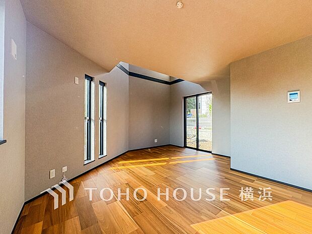 明るく開放的な空間が広がるLDK。室内には豊かな陽光が注ぎ込み、爽やかな住空間を演出。