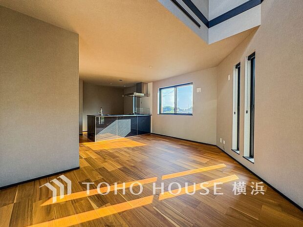 明るく開放的な空間が広がるLDK。室内には豊かな陽光が注ぎ込み、爽やかな住空間を演出。