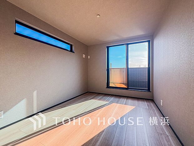 心地よい光と風があふれています。プライベートな自分時間を快適に過ごせるお部屋。