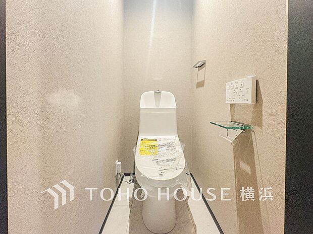 換気と明るさに配慮した、清潔感溢れるトイレ。落ち着いた空間で安らぎのひとときをお過ごしいただけます。