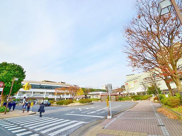 相鉄いずみ野線「緑園都市」駅 1040m 駅前にはスーパー、カフェ、コンビニ、郵便局など生活に必要なものが揃っています。