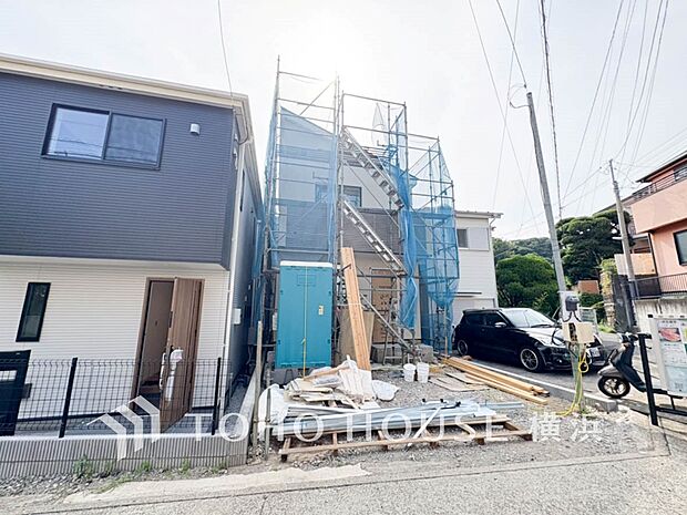 敷地内に駐車スペースがあると、日々の暮らしのをスムーズに運ぶ事が出来ます。(2025年6月撮影)